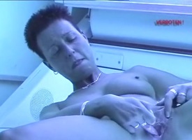 Milf to a tanning bed masturbating cheerily